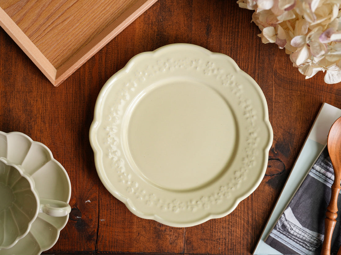 Atelier Gyuusha Medium Floral Shape Round Plate