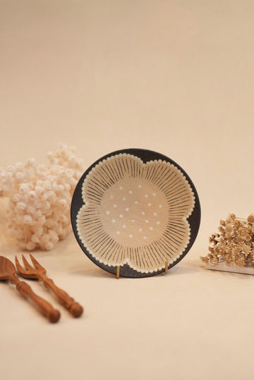 Kei Mitsumochi ミツ持啓 White Flower with Black Background Small Round Plate  KM34