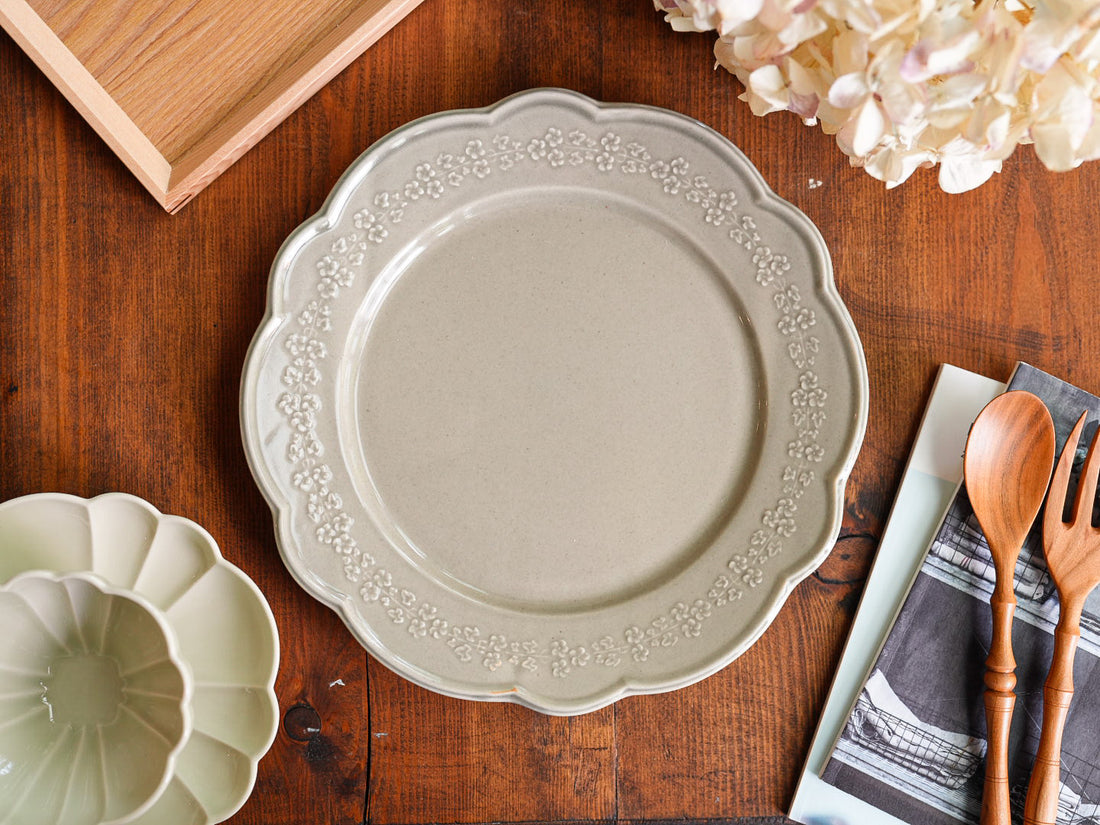 Atelier Gyuusha Large Floral Shape Round Plate