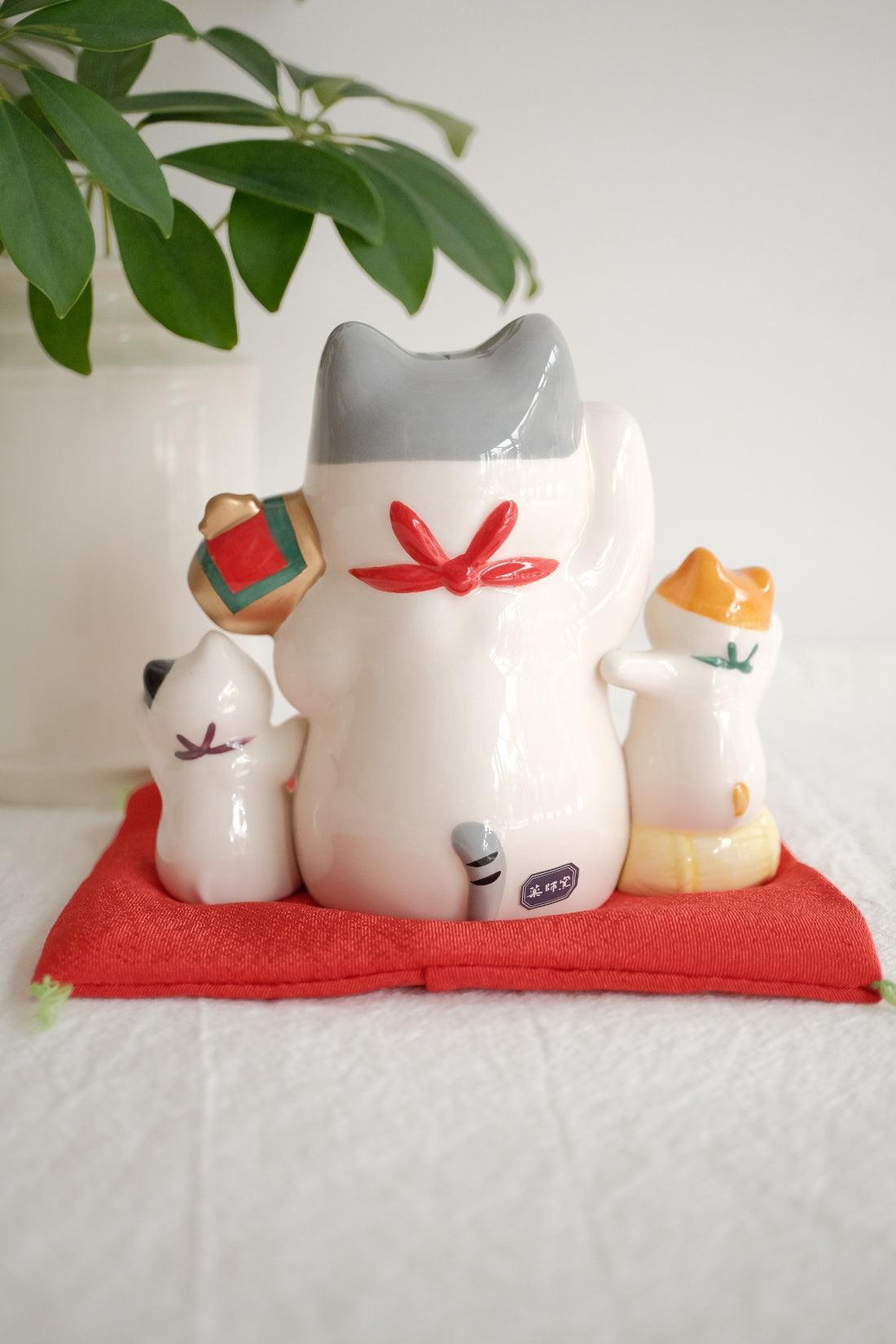 薬師窯 Maneki Neko Lucky Cat Ornament - Fulfillment of wishes