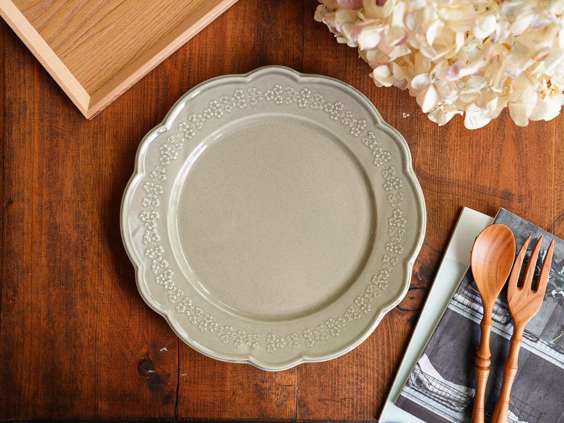 Atelier Gyuusha Large Floral Shape Round Plate