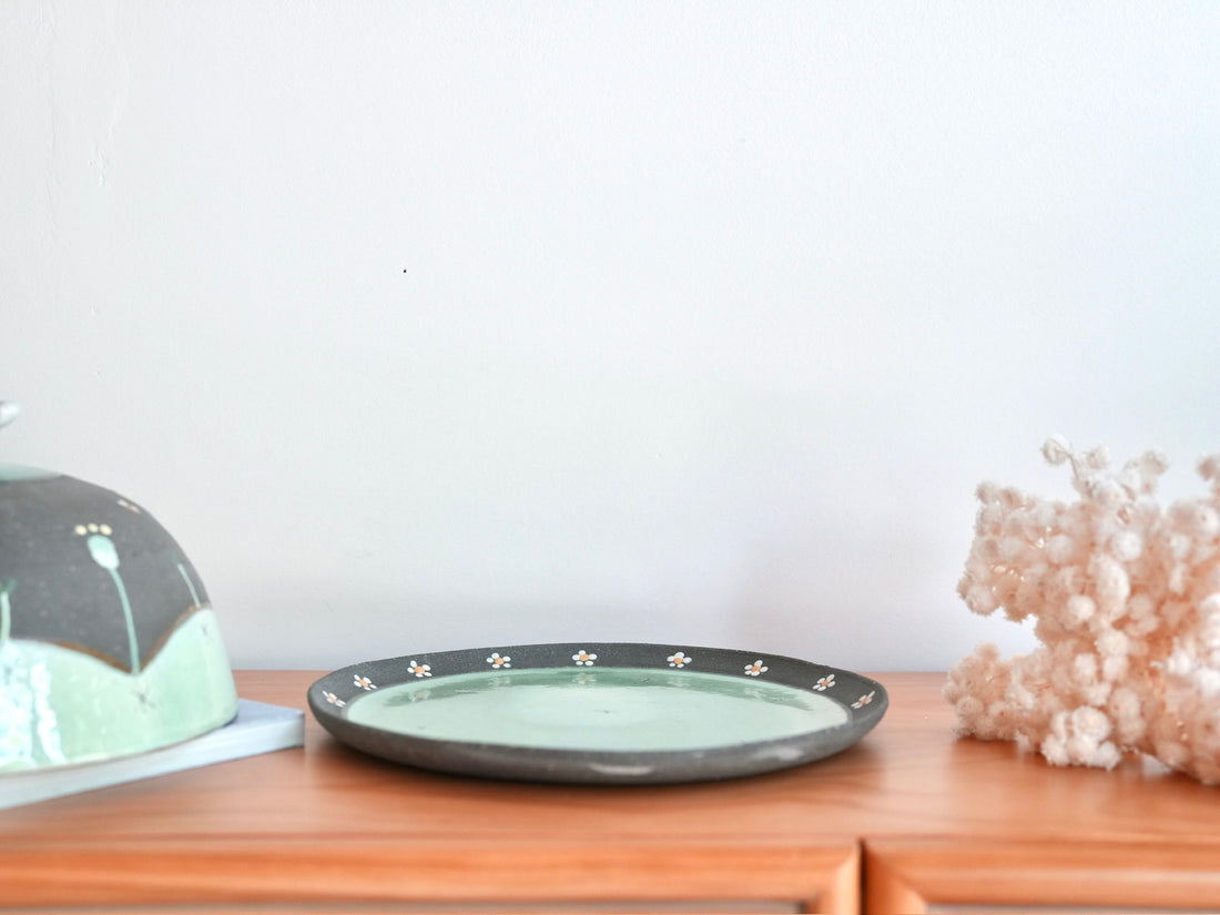 Akemi Nakamura 中村明美 Cake Holder with Lid AN32