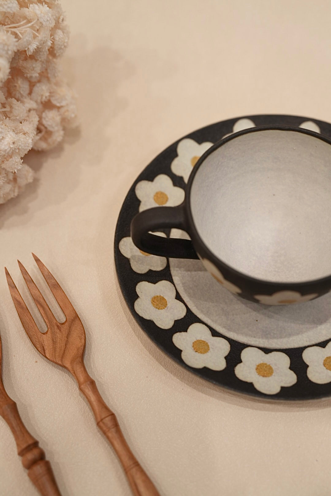 Kei Mitsumochi ミツ持啓 Floral Black Rim Round Plate - 19cm Medium KM31