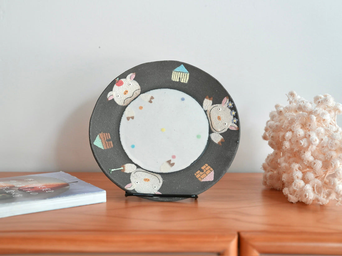 Akemi Nakamura 中村明美 Animal large Round Plate AN30