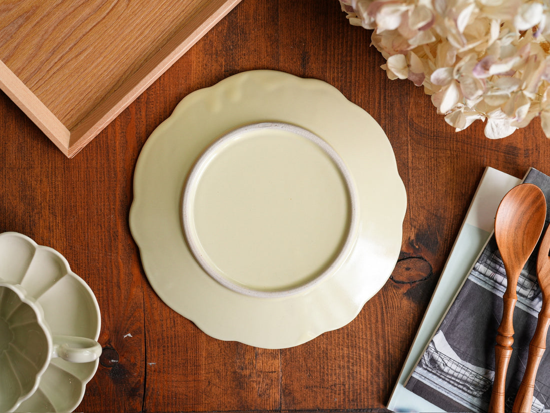 Atelier Gyuusha Medium Floral Shape Round Plate