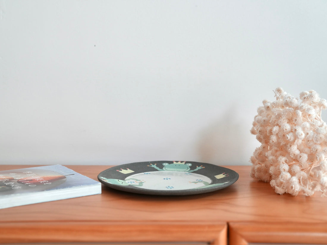 Akemi Nakamura 中村明美 Animal large Round Plate AN30