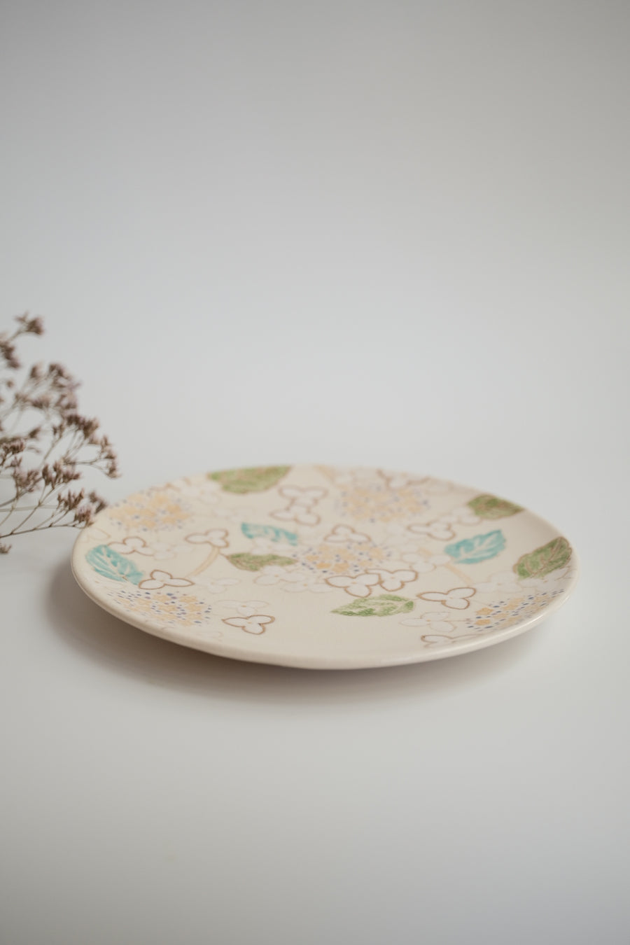 Taki Tomoda 友田多紀 White Hydrangea Medium Plate - TT15