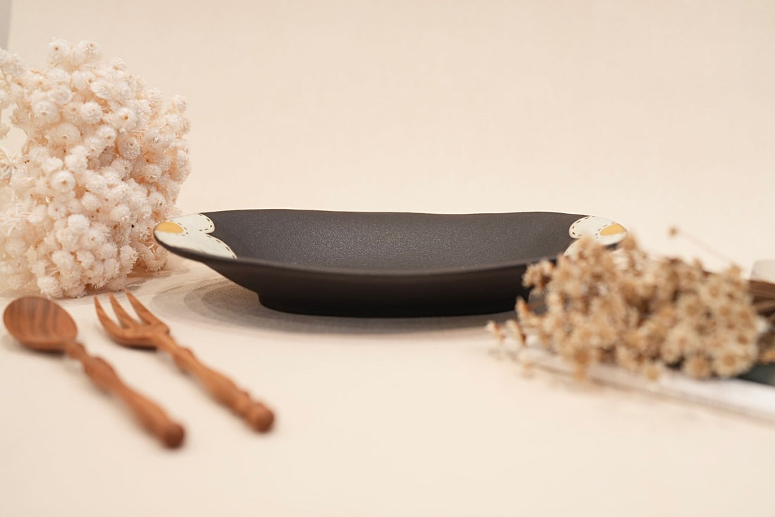 Kei Mitsumochi ミツ持啓 Oval Plate - Black Flower KM09