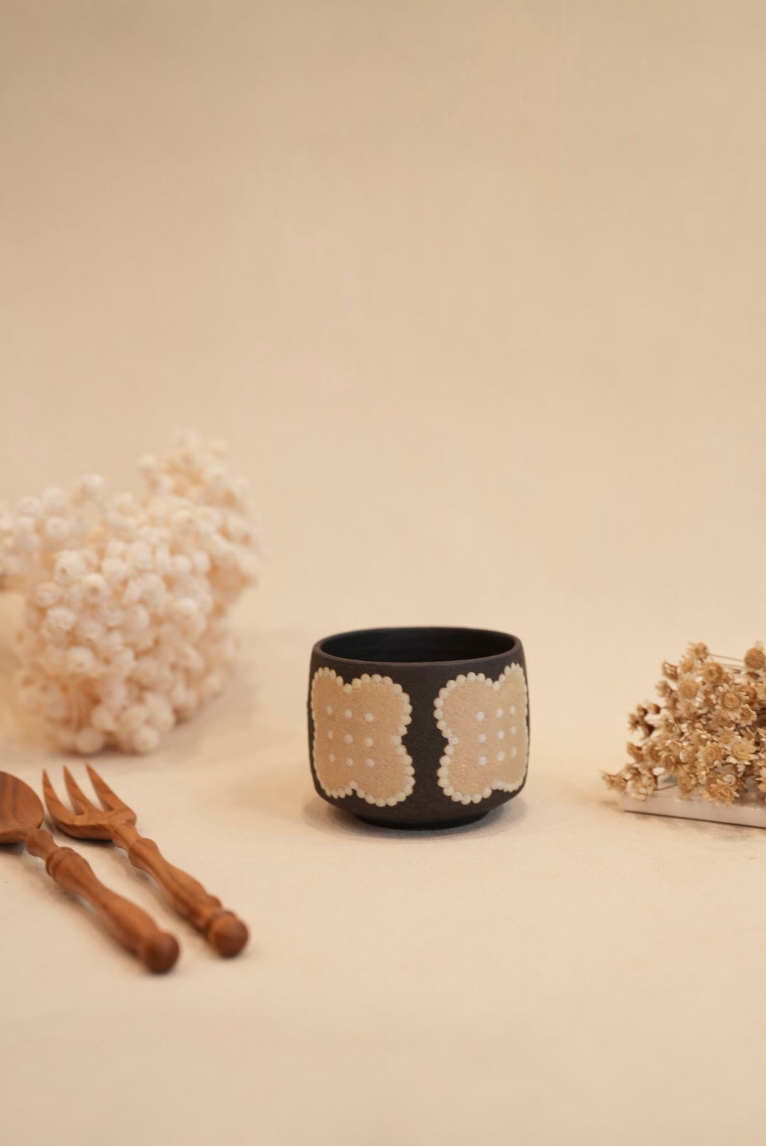 Kei Mitsumochi ミツ持啓 Flower with Black Background Mug - Cream KM63