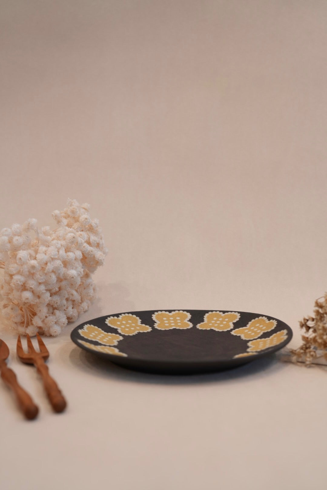 Kei Mitsumochi ミツ持啓 Yellow Flower Rim Large Round Plate  KM35