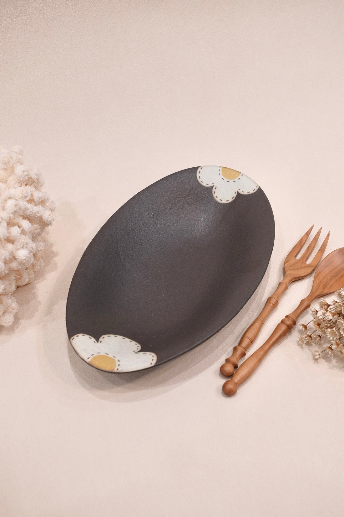 Kei Mitsumochi ミツ持啓 Oval Plate - Black Flower KM09