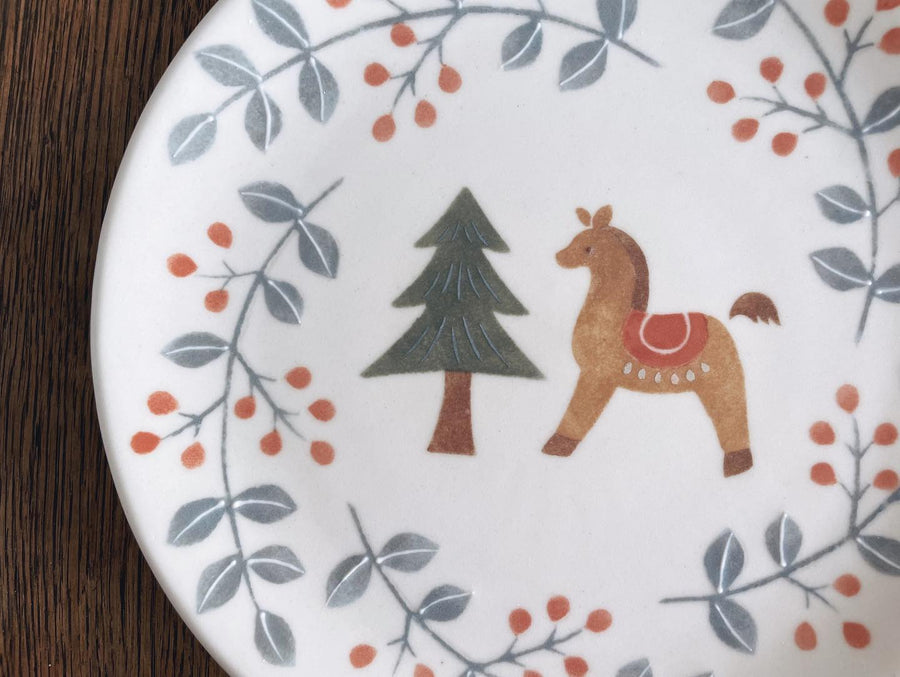 Buncho Pottery 7寸/A plate of horses and red berries