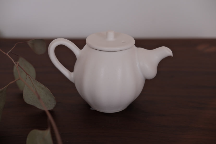 Kasumi Fujimura White Ceramic tea pot(tyatubo)