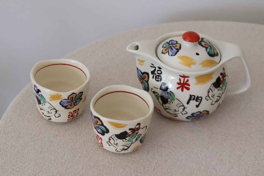Gift Set- Yudachigama Hand-Painted Tea Pot With Tea cups
