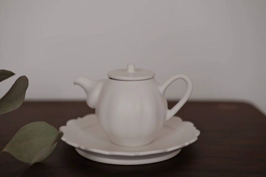 Kasumi Fujimura White Ceramic tea pot(tyatubo)