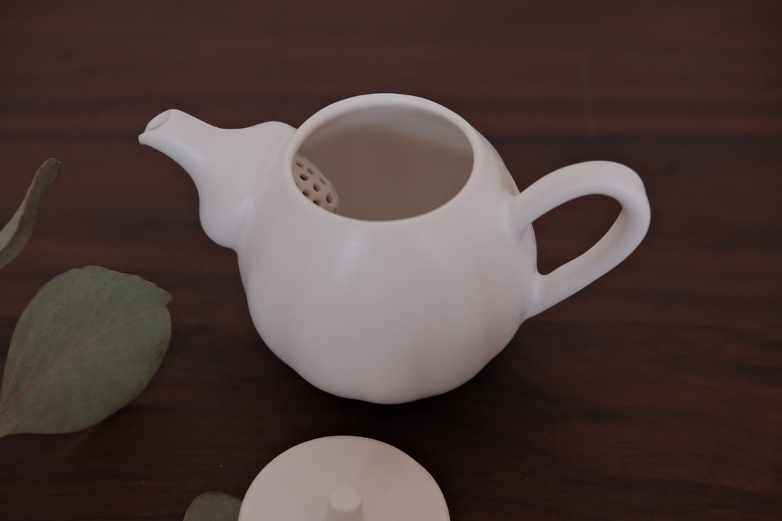 Kasumi Fujimura White Ceramic tea pot(tyatubo)