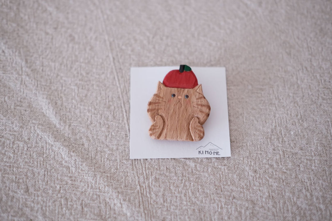 Cat brooch(apple) - By Japanese artist Kinone